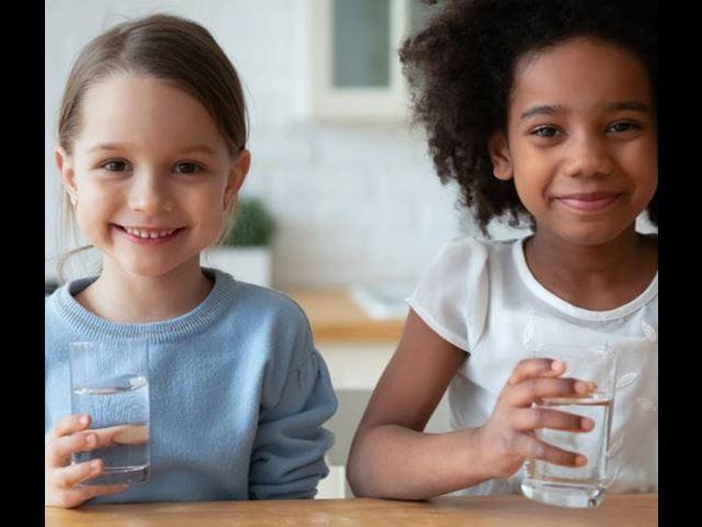 两个拿着饮用水的孩子用Element公司的家用检测试剂盒进行了测试 